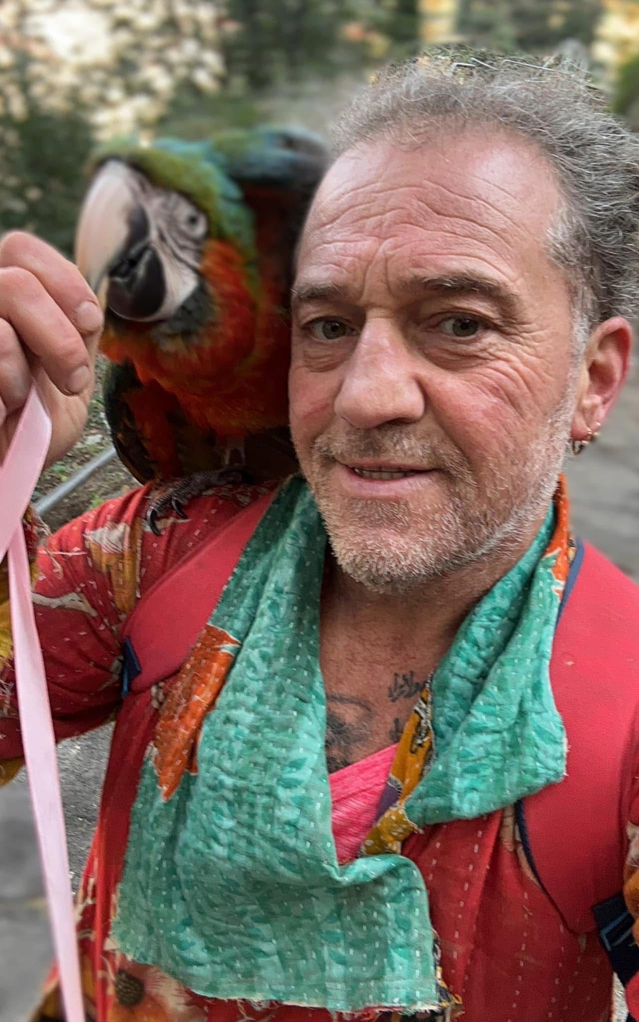 Lorenzo con il macaw sulla spalla