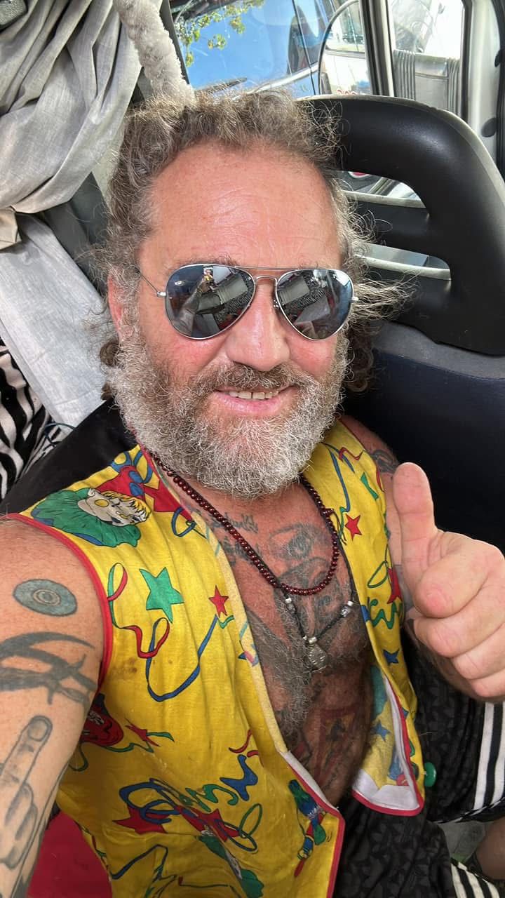 Lorenzo in camper — pollice su
