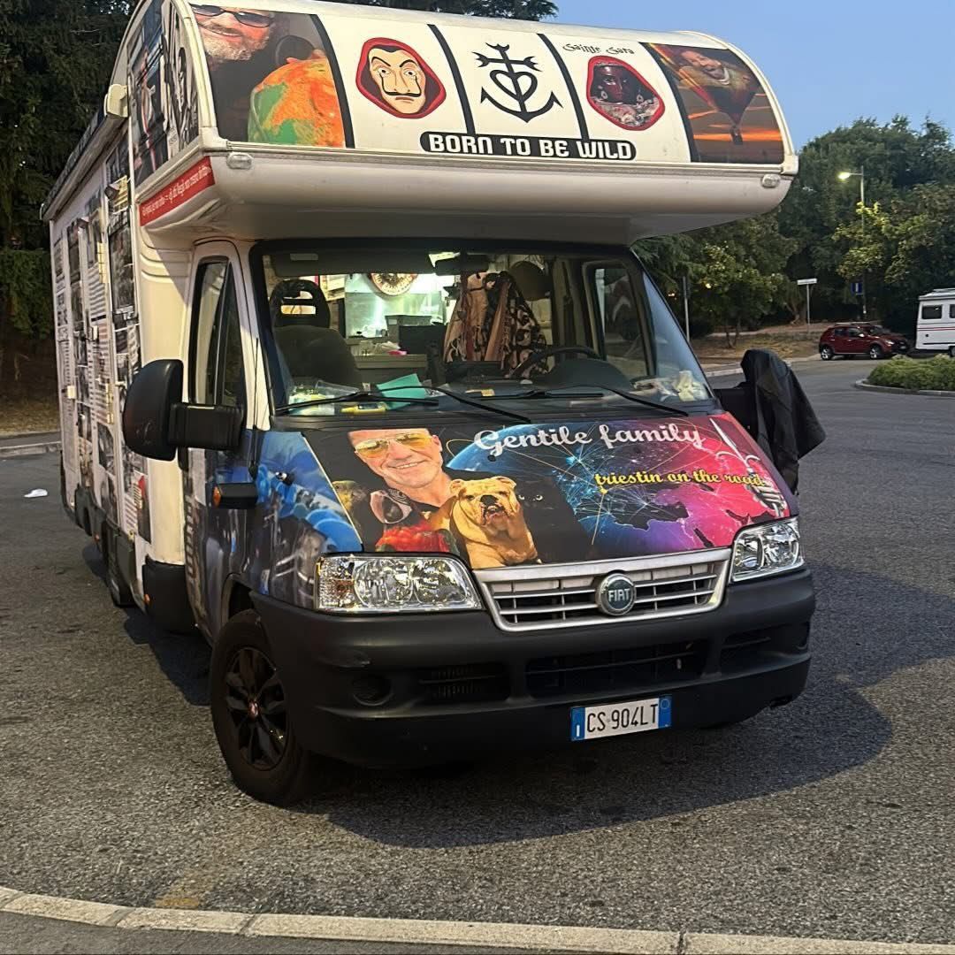 Il camper Born to be Wild di notte