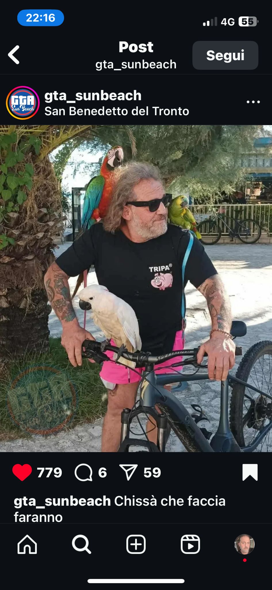 Lorenzo in bici con i pappagalli